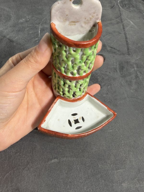 清中期珊瑚红釉描金粉彩小壁瓶 - 图3