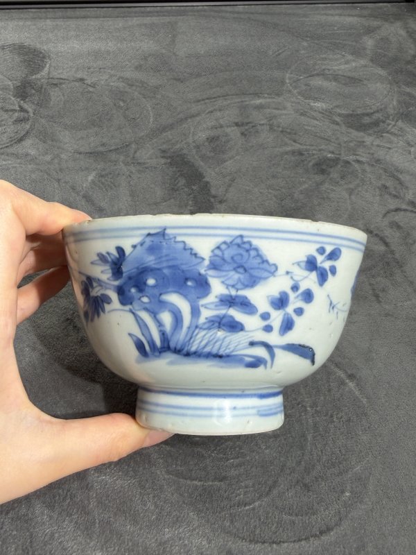 清早期青花洞石花卉纹碗 - 图5
