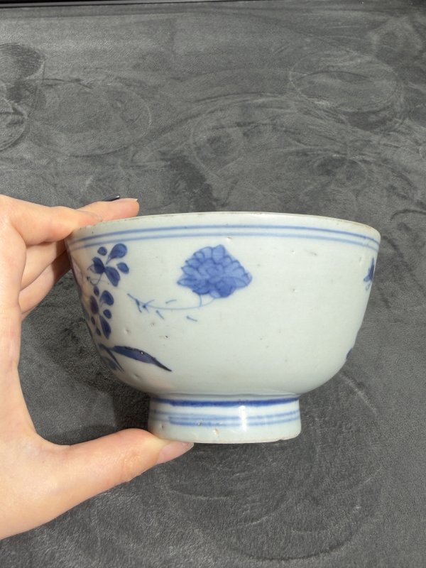 清早期青花洞石花卉纹碗 - 图6