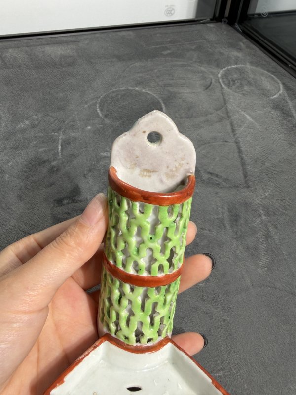 清中期珊瑚红釉描金粉彩小壁瓶 - 图4