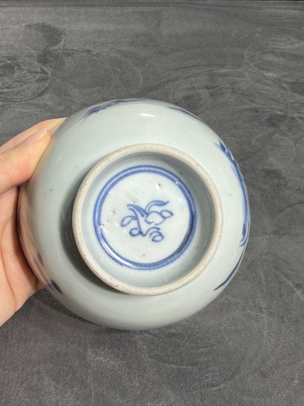 清早期青花洞石花卉纹碗 - 图8