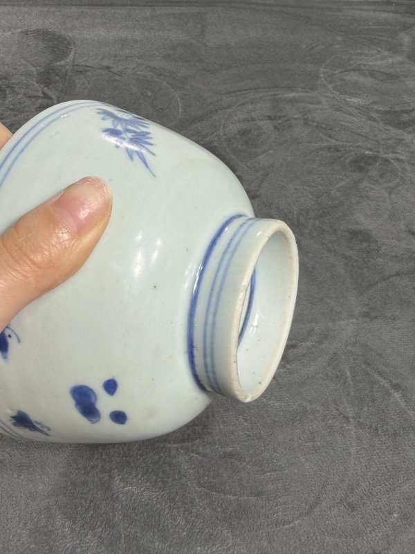 清早期青花洞石花卉纹碗 - 图9