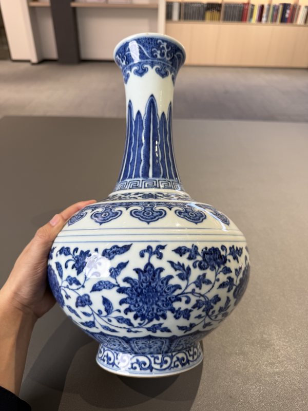 清乾隆青花缠枝莲纹赏瓶-多宝古瓷宝典