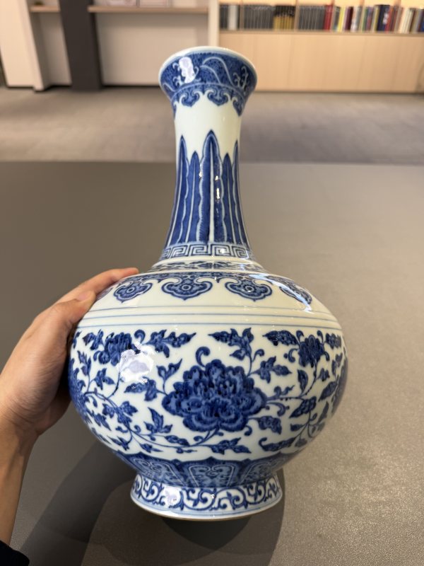 清乾隆青花缠枝莲纹赏瓶-多宝古瓷宝典