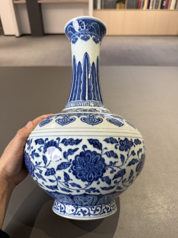 清乾隆青花缠枝莲纹赏瓶-多宝古瓷宝典