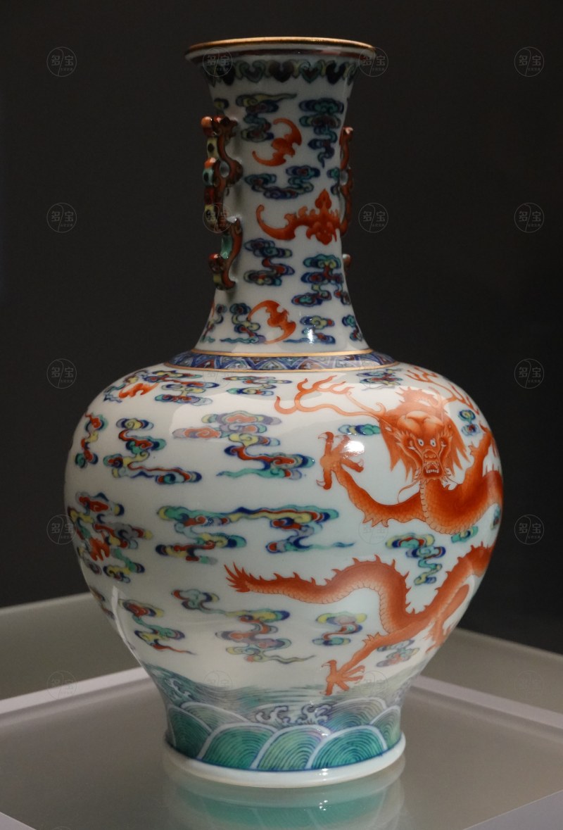 清乾隆（1736-1795) 斗彩抹红龍纹雙耳瓶 - 图4
