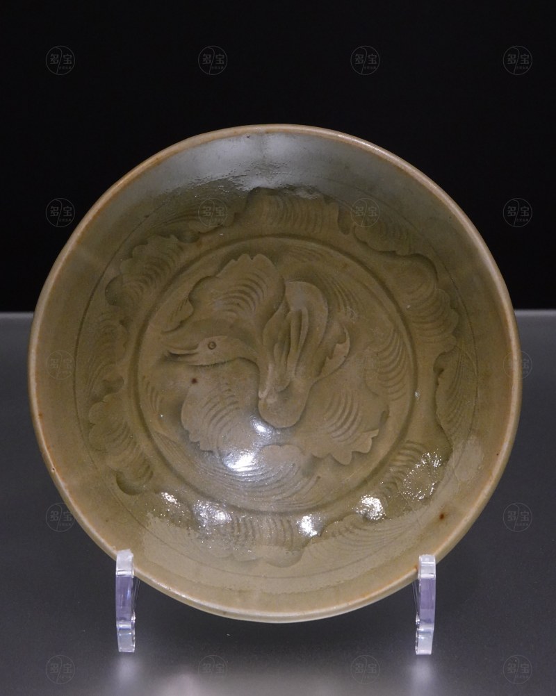北宋（960-1127） 青釉刻游鸭水波纹碗