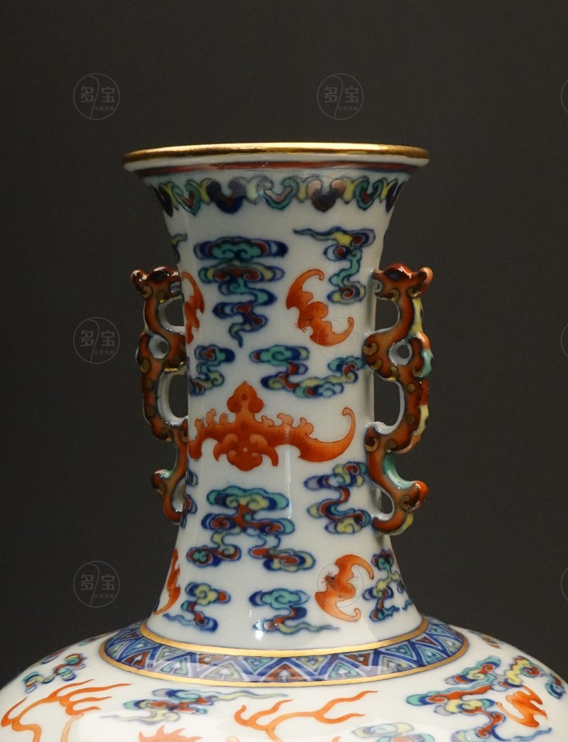 清乾隆（1736-1795) 斗彩抹红龍纹雙耳瓶 - 图5