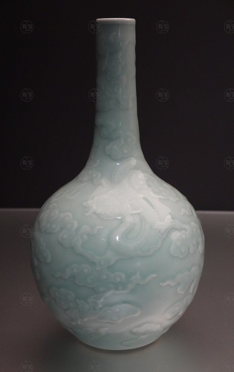 清 乾隆(1736 -1795) 粉青釉雕薈龍教子圖長頸瓶