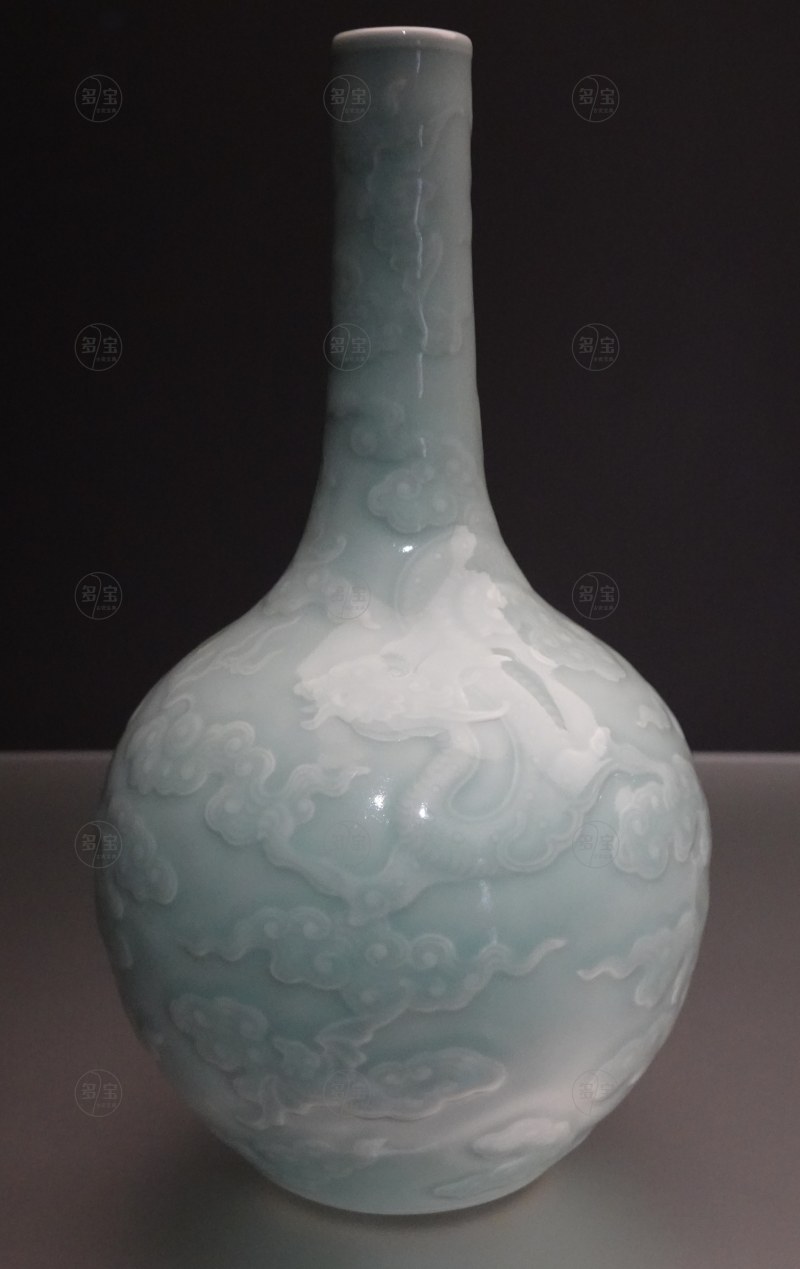 清 乾隆(1736 -1795) 粉青釉雕薈龍教子圖長頸瓶 - 图2