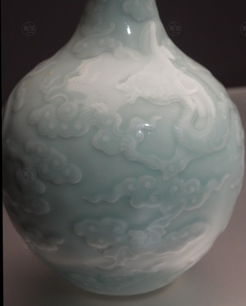 清 乾隆(1736 -1795) 粉青釉雕薈龍教子圖長頸瓶 - 图3