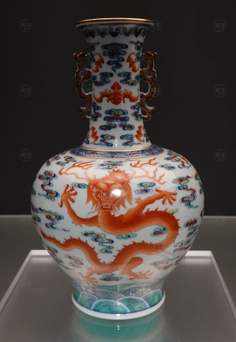 清乾隆（1736-1795) 斗彩抹红龍纹雙耳瓶