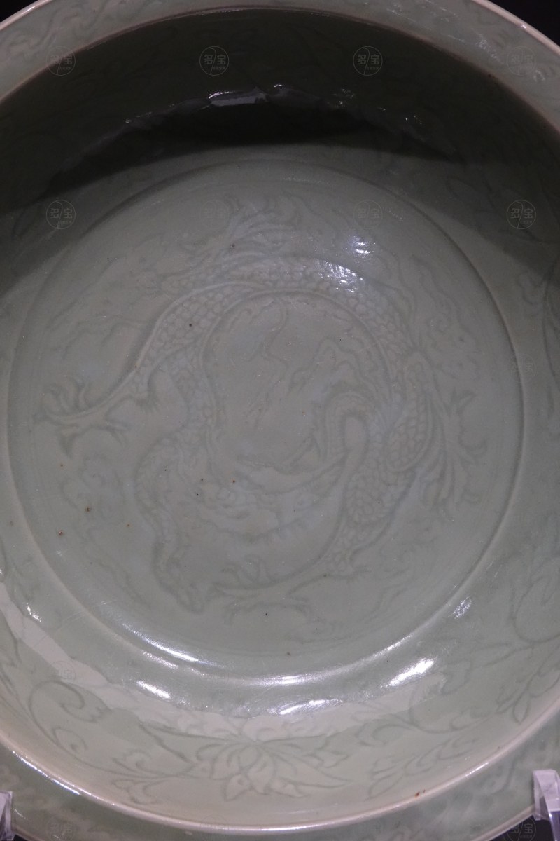 明早期 青釉劃花龍纹大盘 - 图2