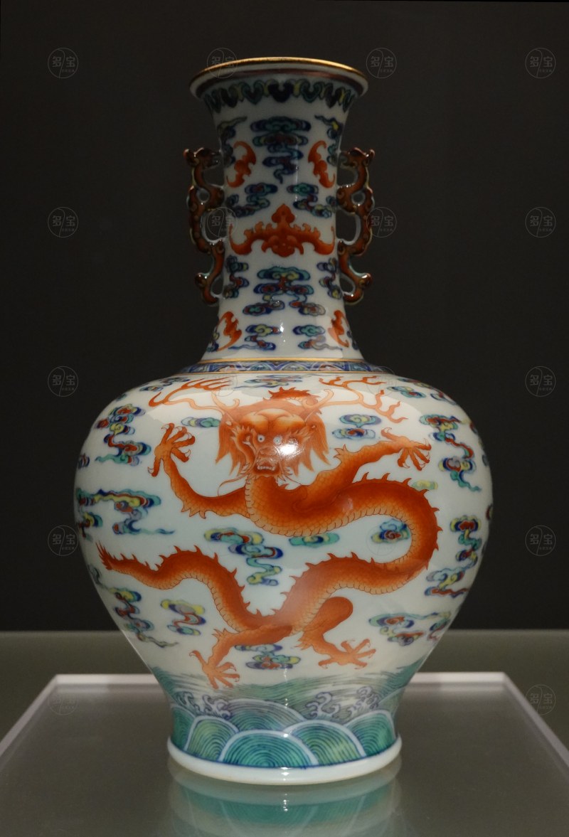 清乾隆（1736-1795) 斗彩抹红龍纹雙耳瓶 - 图2