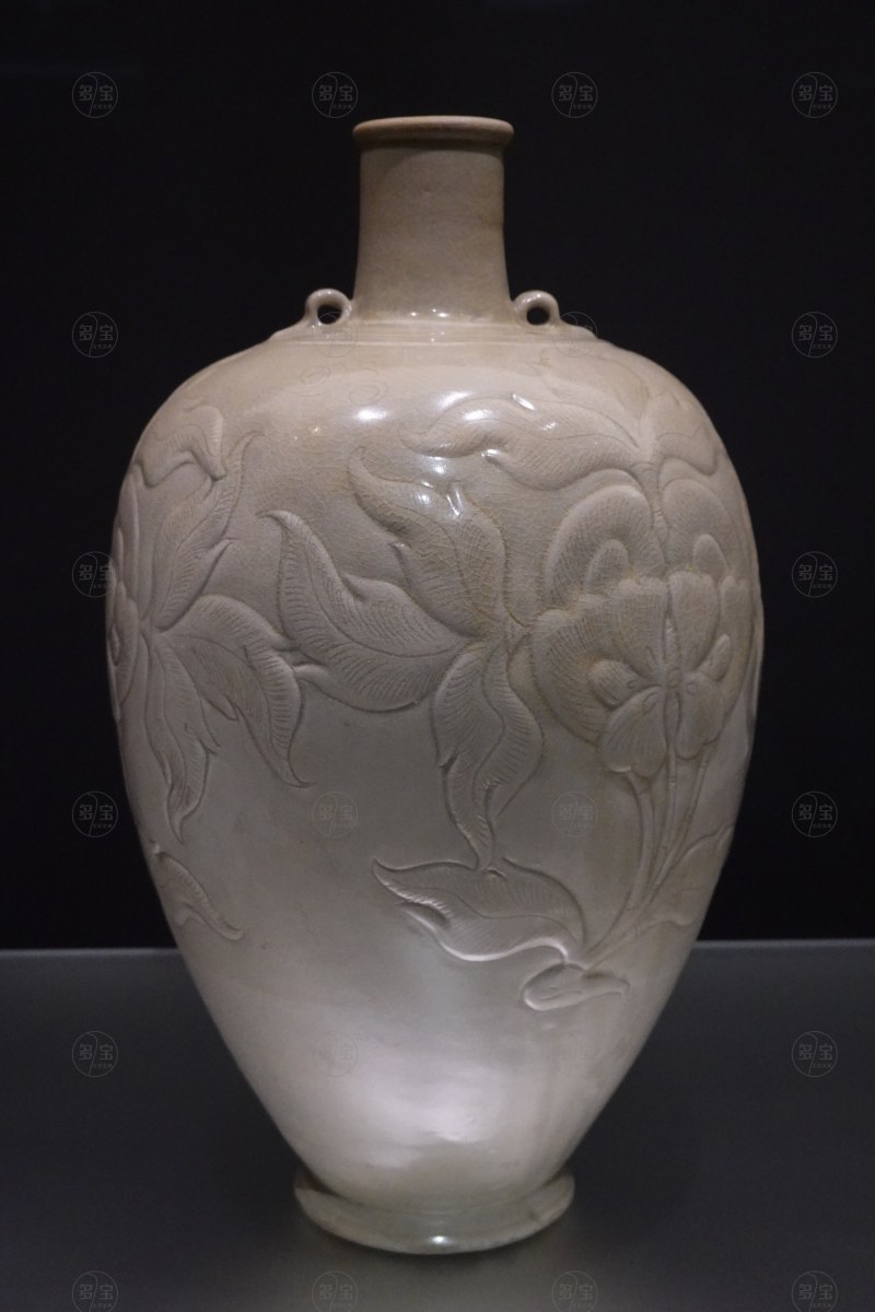 北宋（960-1127） 青釉刻牡丹纹雙系梅瓶
