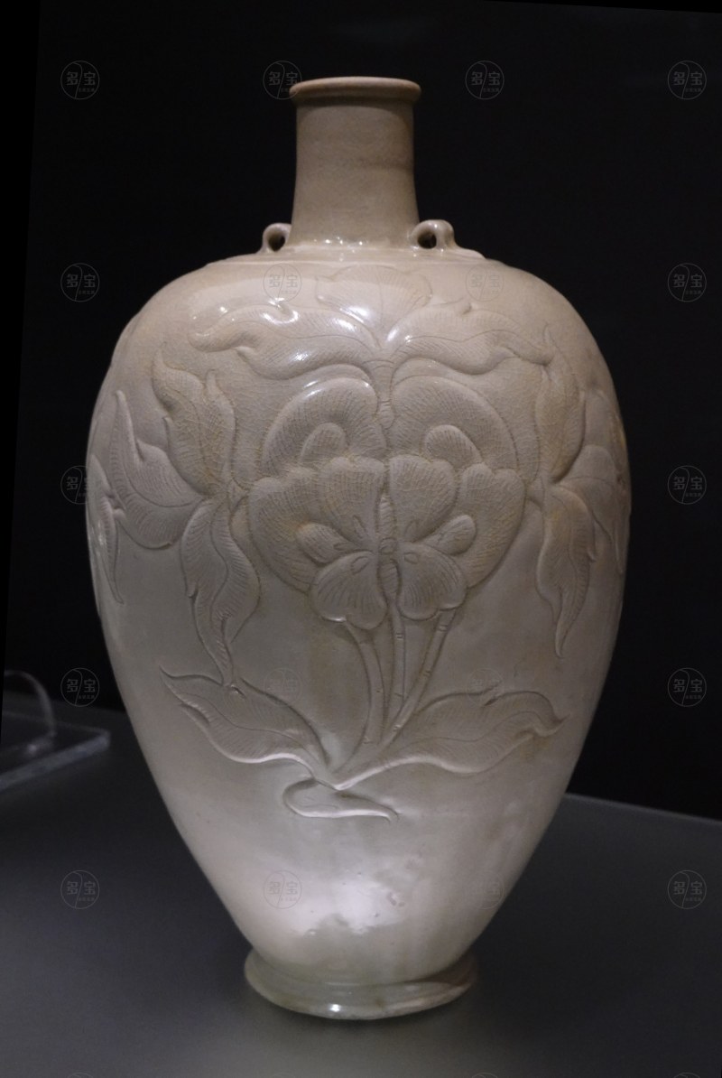 北宋（960-1127） 青釉刻牡丹纹雙系梅瓶 - 图2