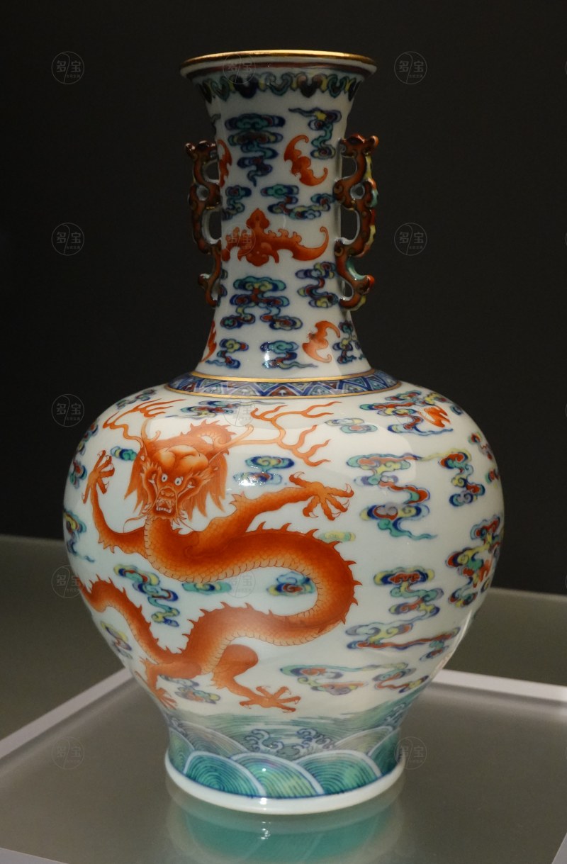 清乾隆（1736-1795) 斗彩抹红龍纹雙耳瓶 - 图3