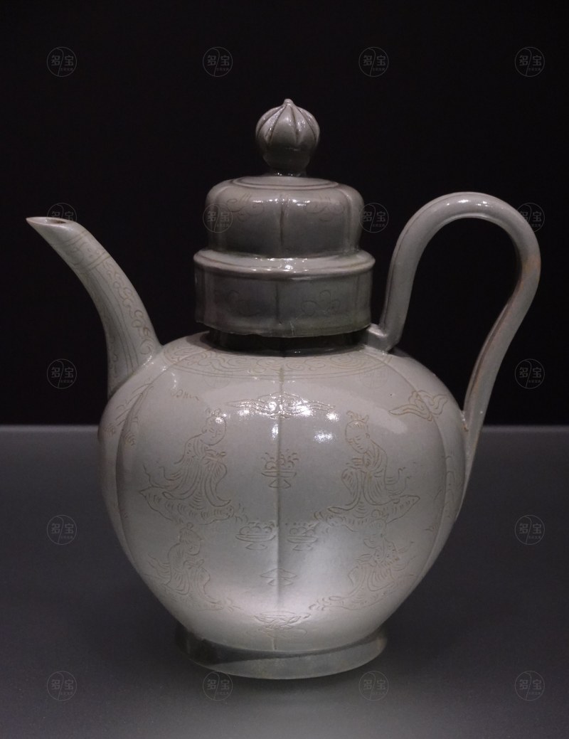 北宋（960-1127) 青釉劃花人物執壶