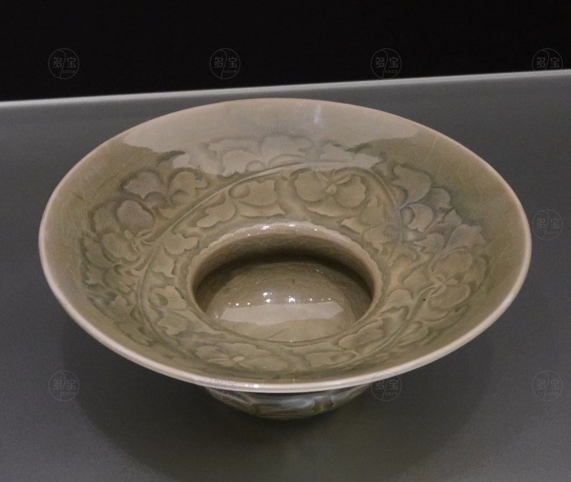 北宋（960-1127) 青釉刻牡丹纹渣斗