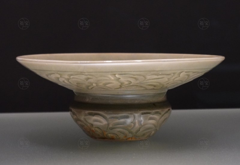 北宋（960-1127) 青釉刻牡丹纹渣斗 - 图2
