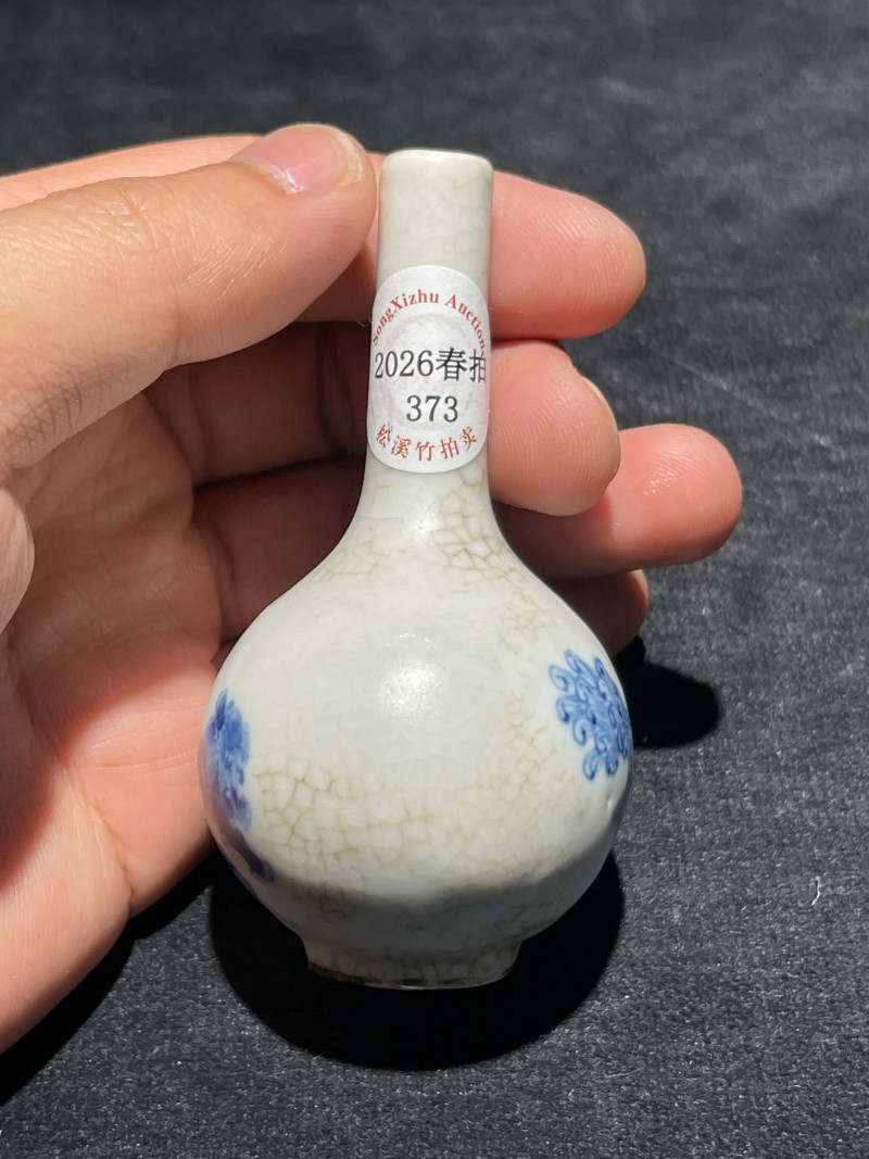 清晚期 浆胎青花狮子纹小天球瓶一对 - 图4