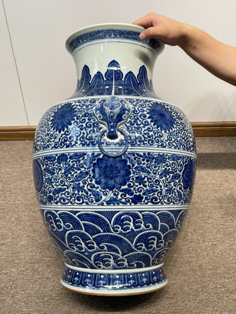 清晚期 仿乾隆青花缠枝莲纹大铺首尊 - 图5