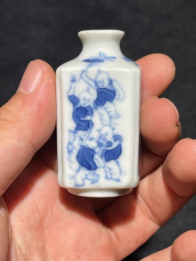 清道光 青花婴戏纹四方倭角鼻烟壶 - 图5