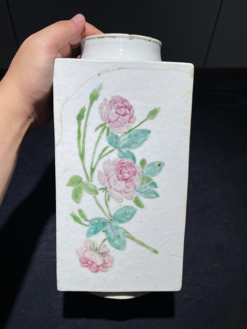 清晚期 浅绛彩山水花卉纹琮式瓶 - 图2