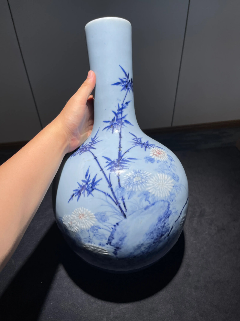 清乾隆 唐英风格天蓝地青花釉里红堆白双清图天球瓶 - 图2