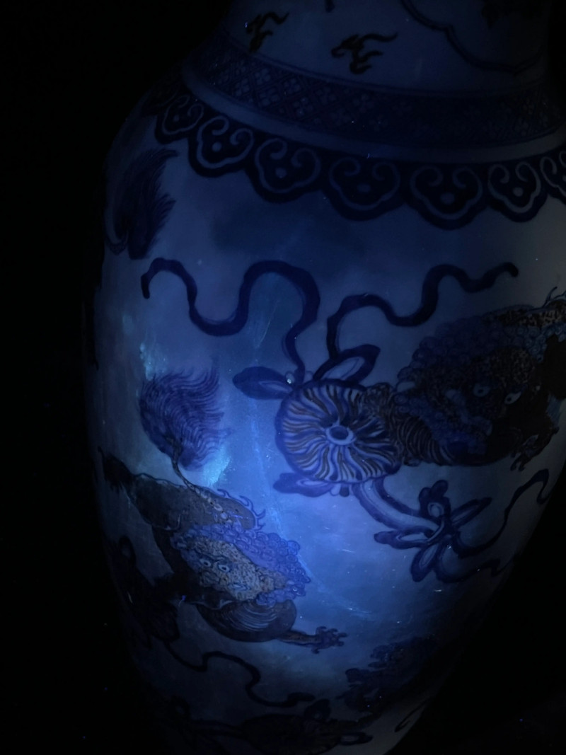 清乾隆 青花釉里红狮子绣球纹观音瓶 - 图22
