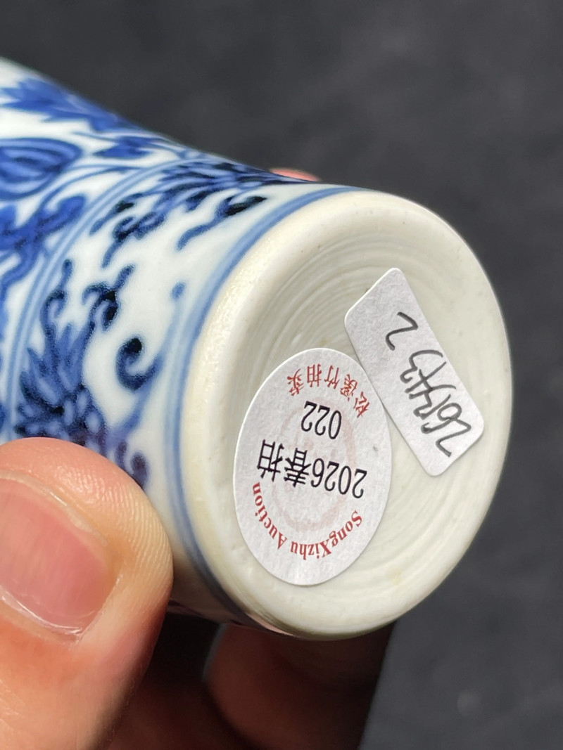 清雍正 青花缠枝花卉纹梅瓶 - 图7