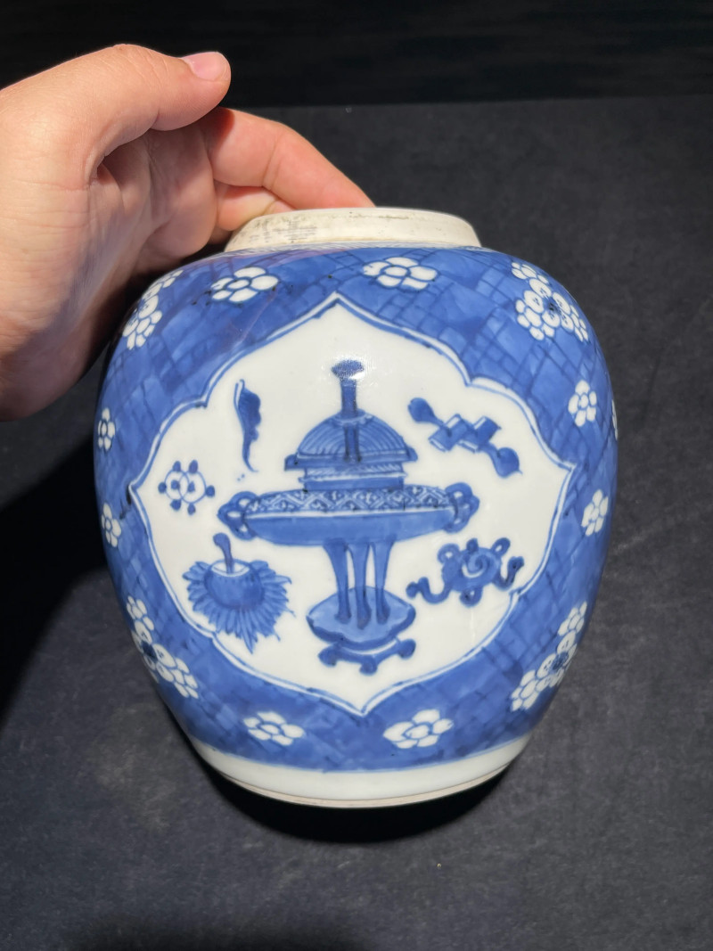 清康熙 青花冰梅开窗博古纹罐 - 图4