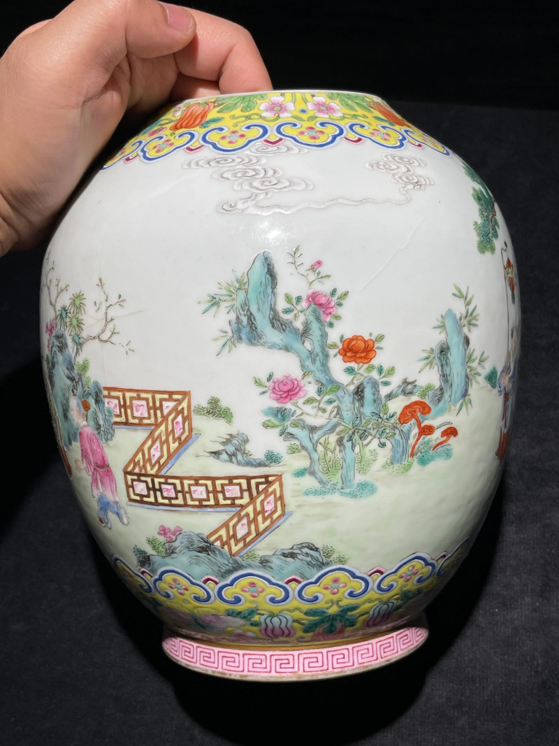 清嘉庆 粉彩婴戏纹瓶 - 图5