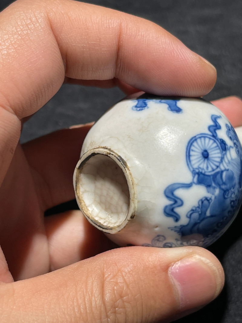 清晚期 浆胎青花狮子纹小天球瓶一对 - 图8