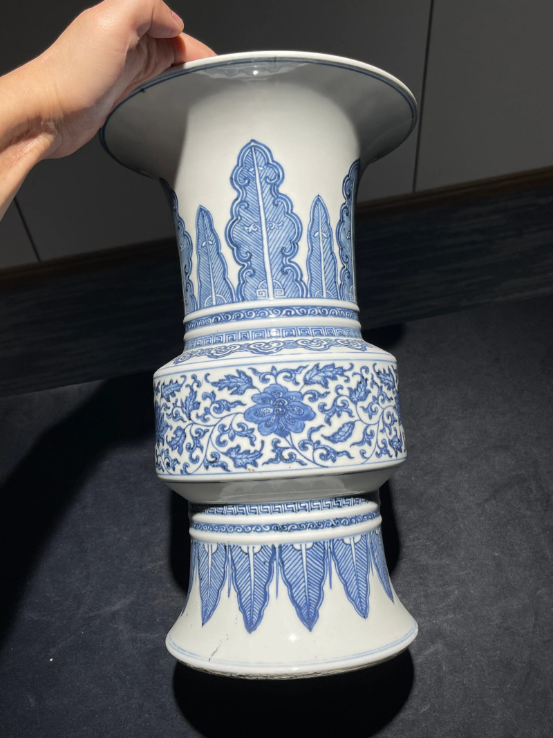 清乾隆 青花缠枝莲纹花觚 - 图4