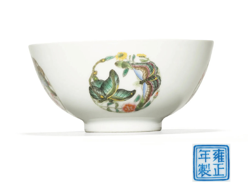 建国后 仿雍正珐琅彩团蝶纹碗