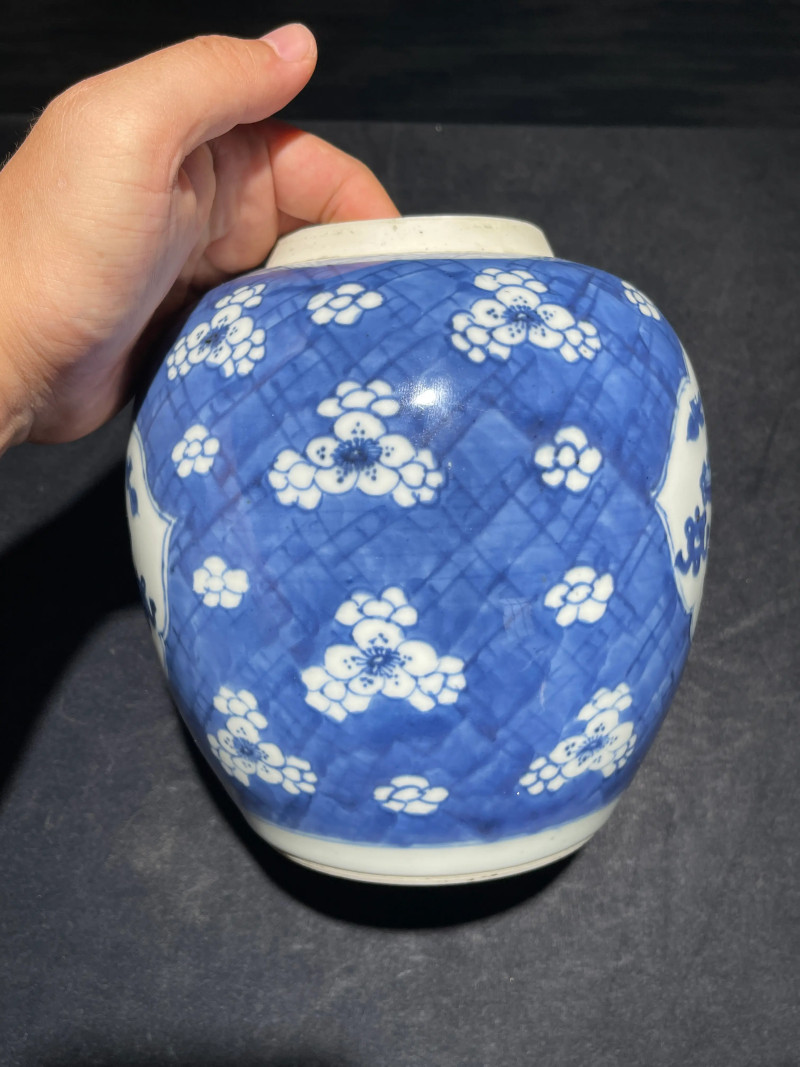 清康熙 青花冰梅开窗博古纹罐 - 图5