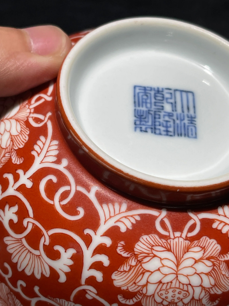 清乾隆 盖雪红缠枝莲纹碗 - 图11
