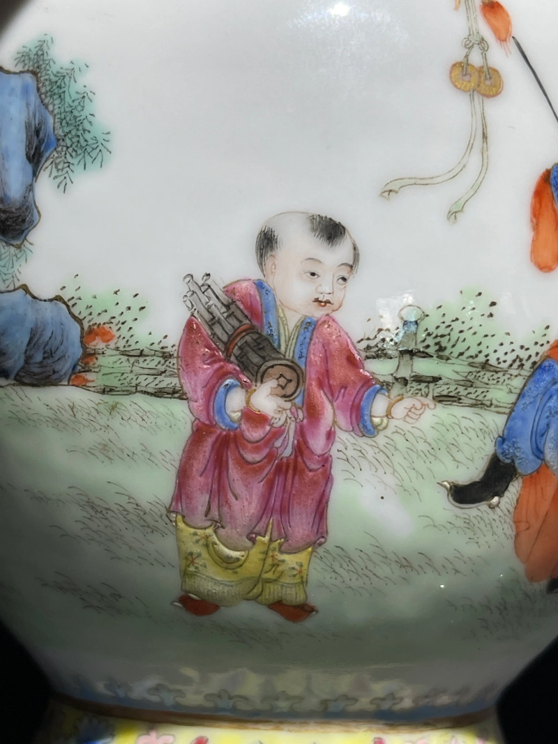 民国 粉彩婴戏纹双耳瓶一对 - 图20