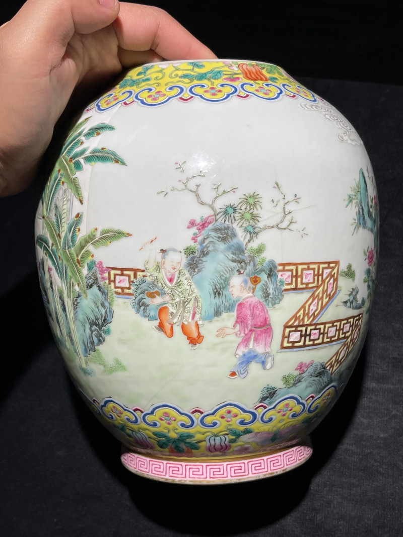 清嘉庆 粉彩婴戏纹瓶 - 图6