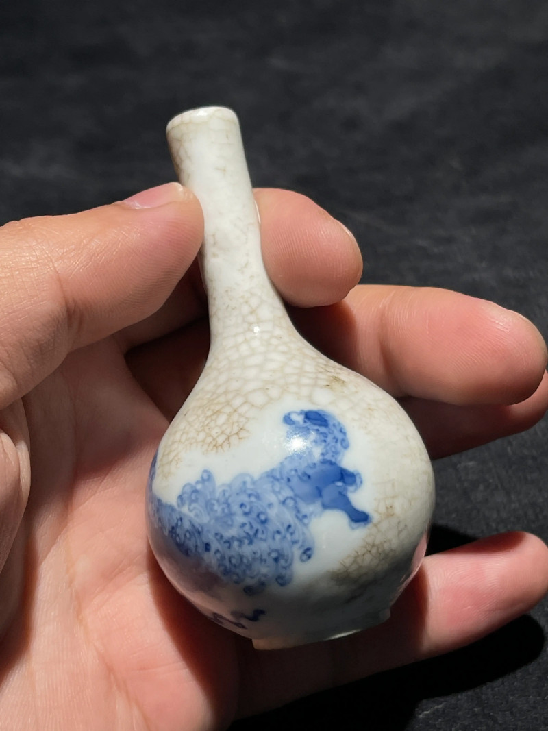 清晚期 浆胎青花狮子纹小天球瓶一对 - 图9