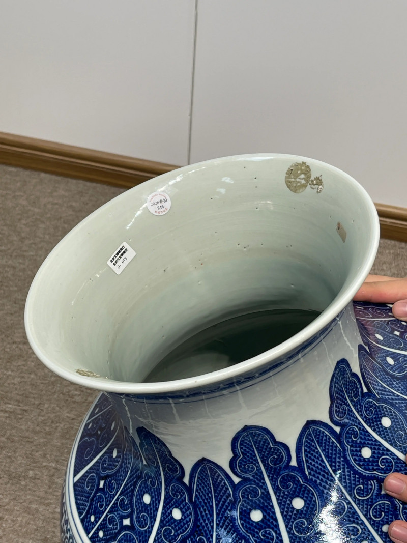 清晚期 仿乾隆青花缠枝莲纹大铺首尊 - 图10