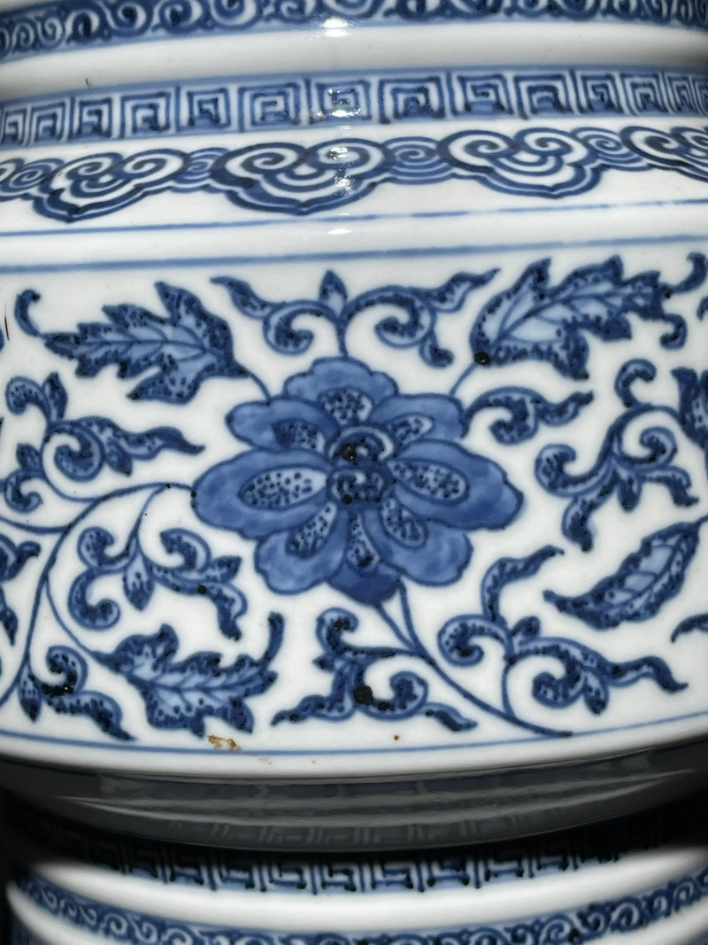 清乾隆 青花缠枝莲纹花觚 - 图5