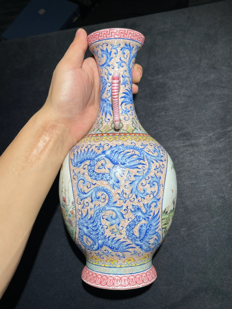 民国 珐琅彩夔凤开光花鸟纹象耳瓶 - 图3