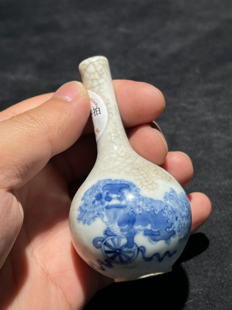 清晚期 浆胎青花狮子纹小天球瓶一对 - 图10