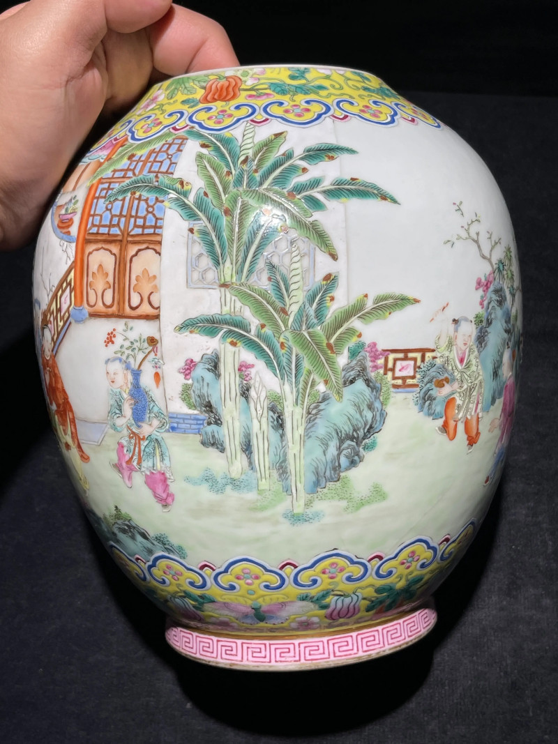 清嘉庆 粉彩婴戏纹瓶 - 图7