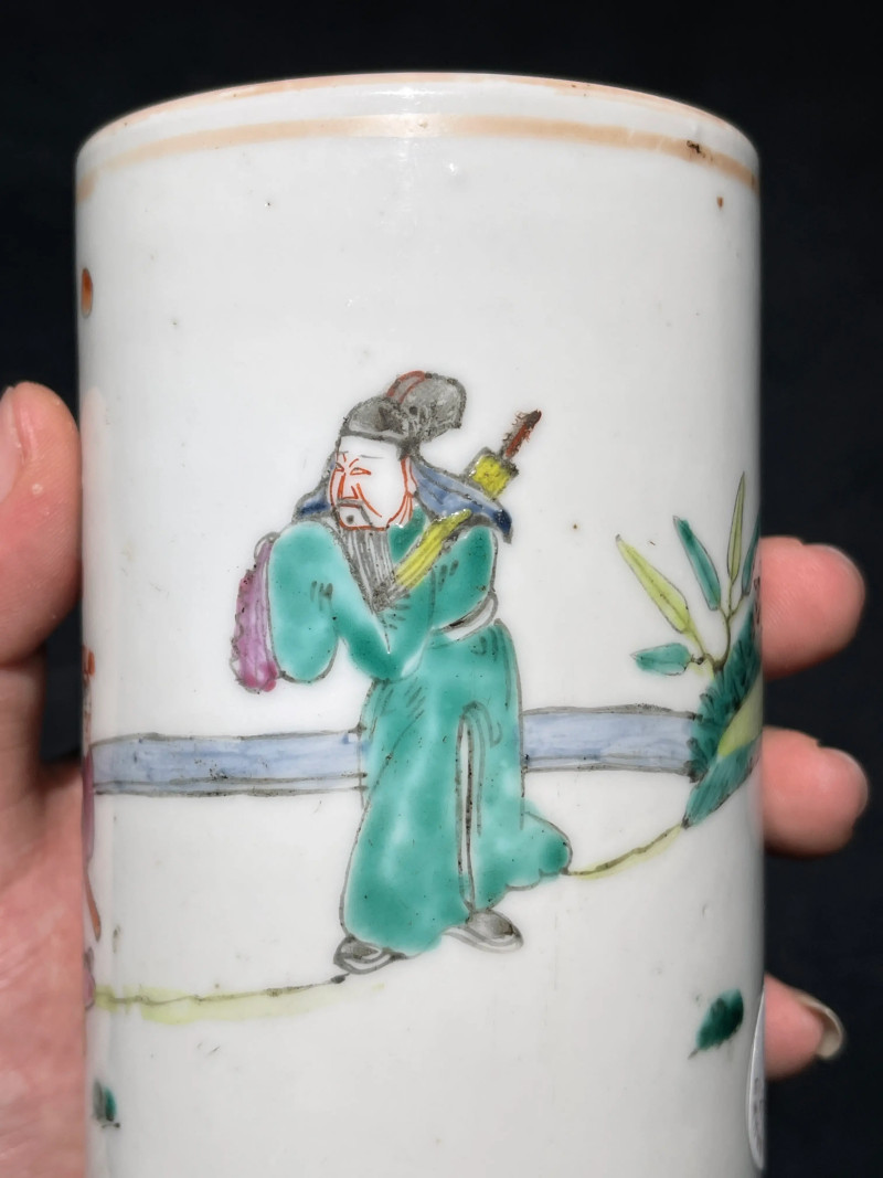 清光绪 粉彩人物纹笔筒 - 图6
