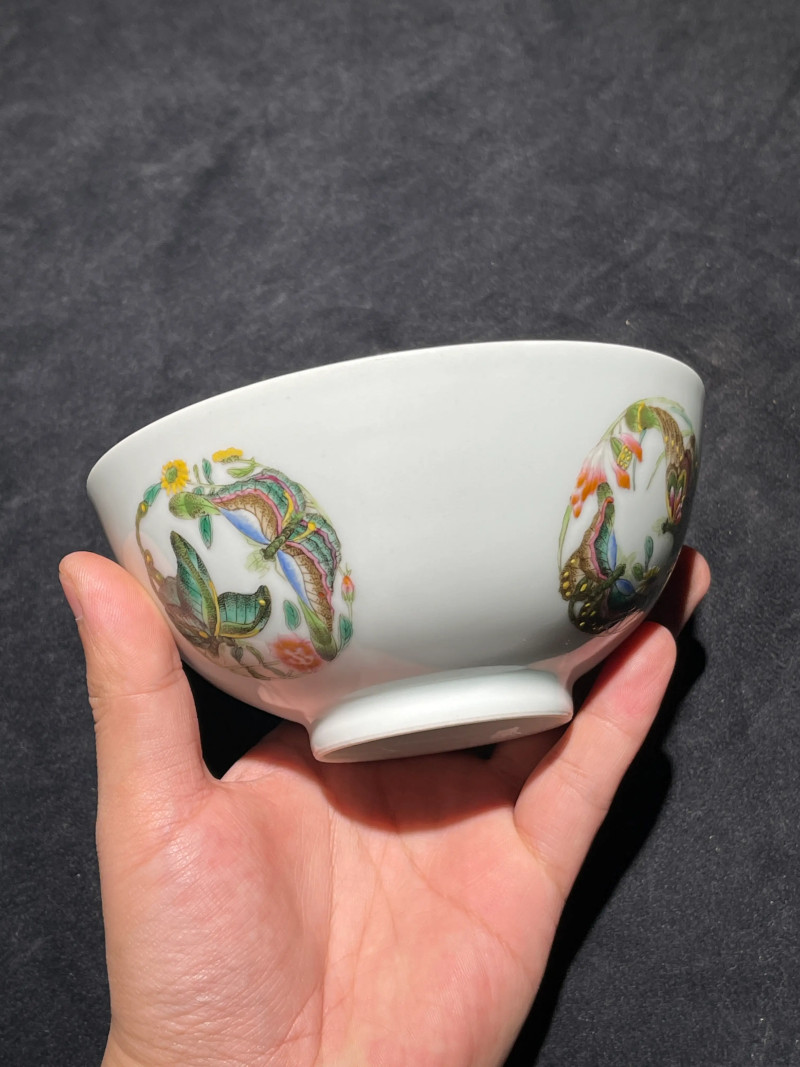 建国后 仿雍正珐琅彩团蝶纹碗 - 图3