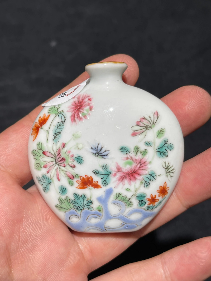 清乾隆 粉彩花卉诗文鼻烟壶 - 图2