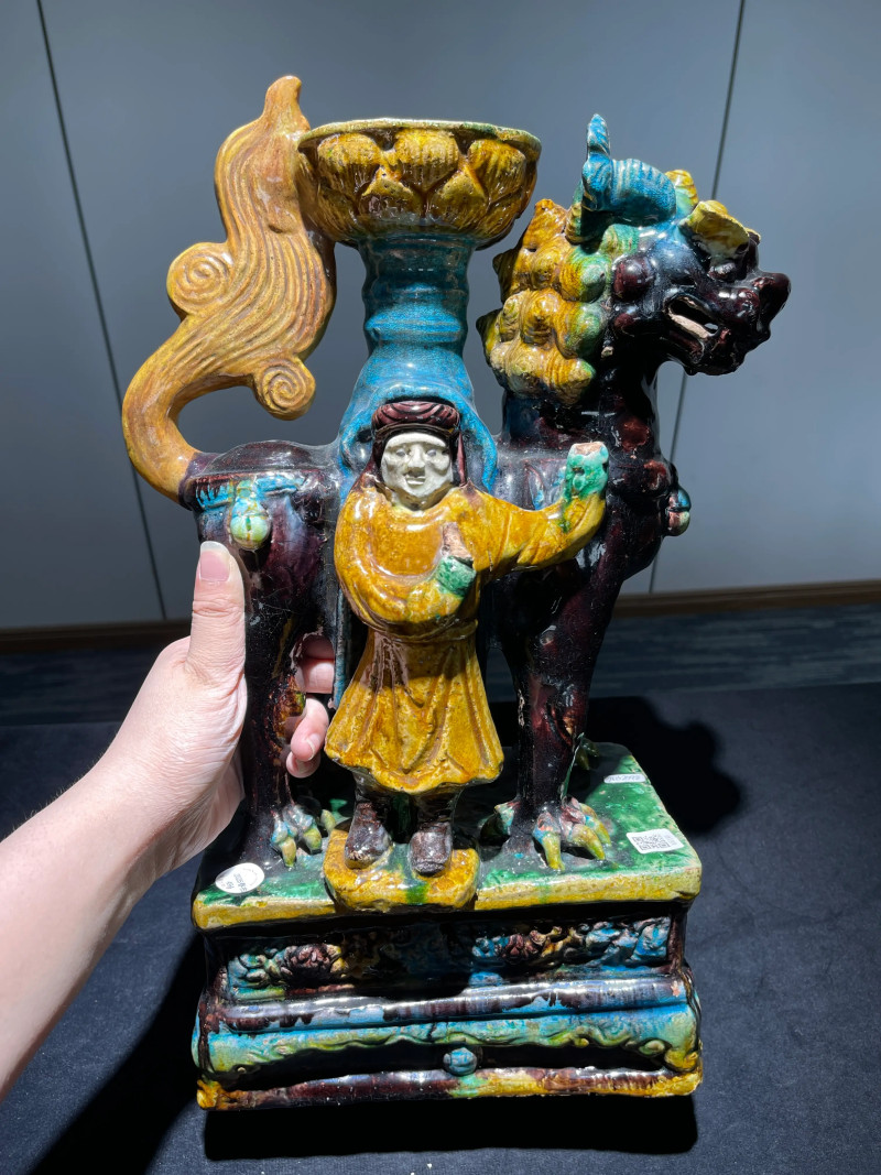 明代 珐华彩瑞兽形烛台一对 - 图23